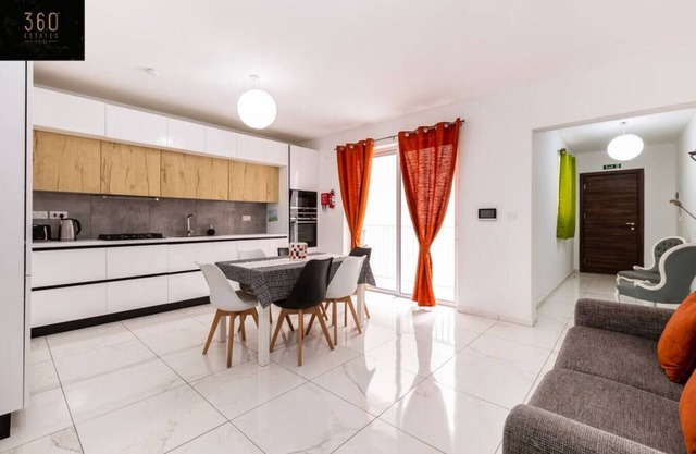 Central, spacious, large APT with super comfy BEDS