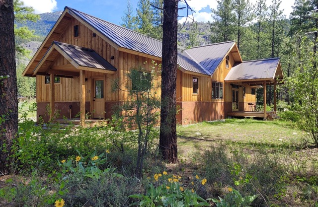 Central Station-Brand New House Home! Short Walk to Ski Trail & Mazama Store!