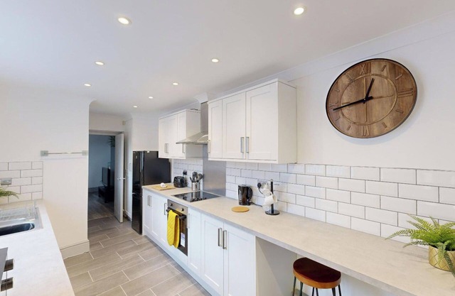 Central, Stunning 3-Bed House - Free Parking