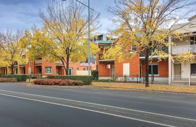 Central Style at the Gardens - Stunning three bedroom classic in the heart of Albury