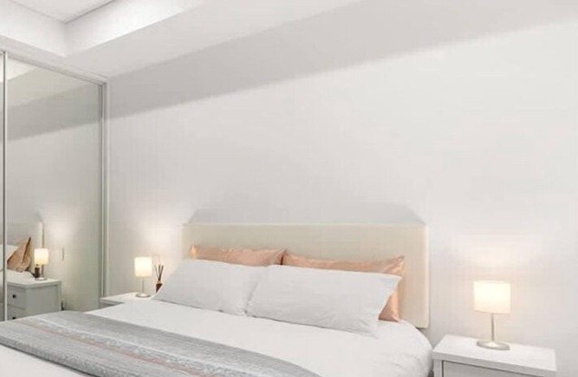 Central stylish 1 bedroom with balcony and air-con