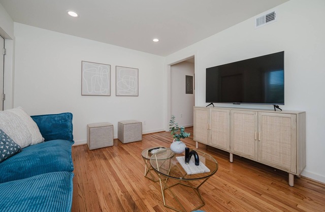 Central Suite C - 2 Bedrooms/King Bed/Parking