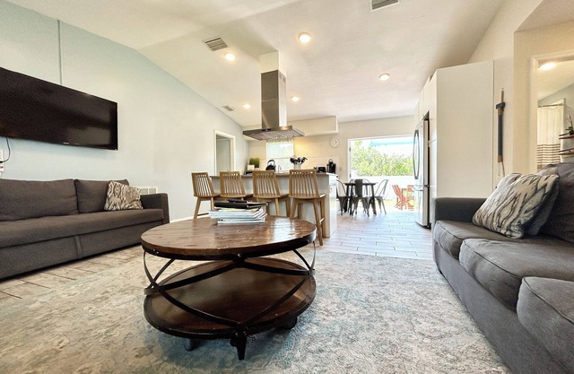 Central to Downtown St Pete, Trop, Beaches & Tampa - Fabulous location!