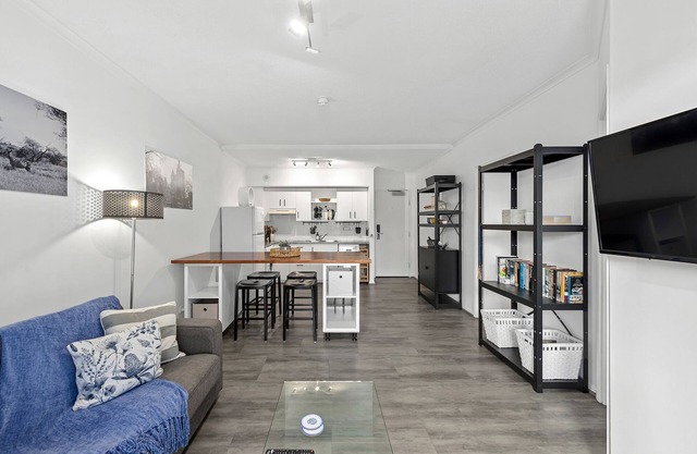 Central to…everything! 1Bed/1Bath/1Car/CBD Views