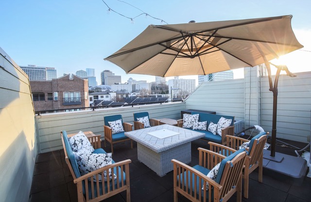 Central Townhouse - Walk to Broadway & Germantown - Private Rooftop Terrace
