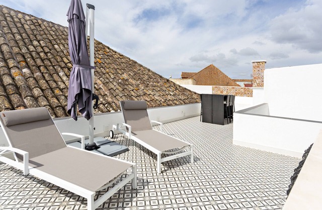 Central, w/terrace and city view