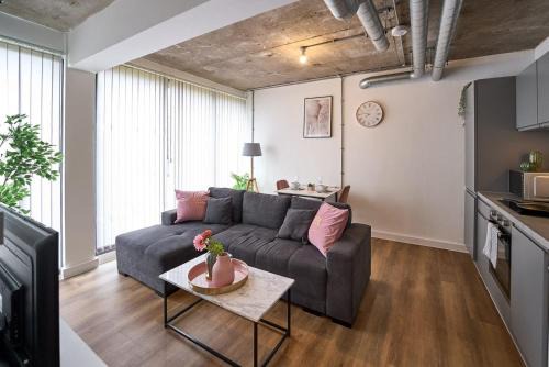 Central Warrington Stay Stylish 1BR Apartment