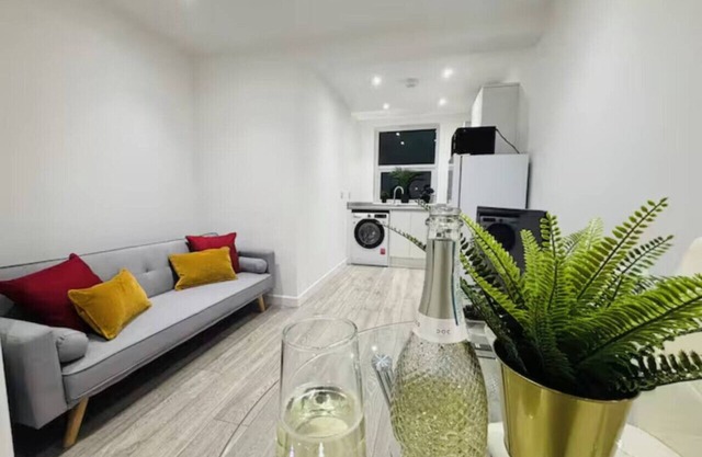 Central Watford 1BR Flat | Perfect for Couples, Business & Potter Fans| Sleeps 3