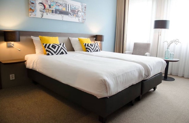 Central Weert Comfort with On-Site Dining, Free Parking & Easy Train Access