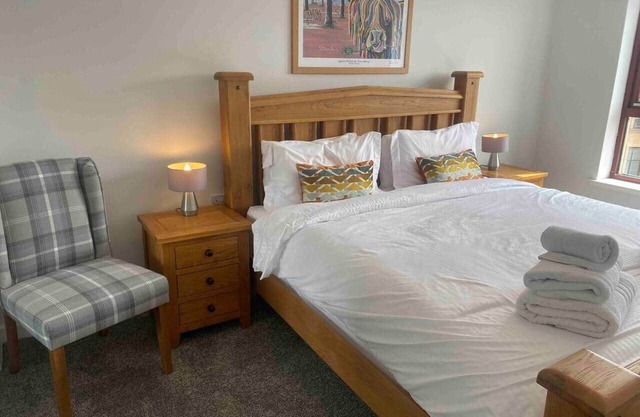 Central/West End 1 Bed Apartment - Private carpark