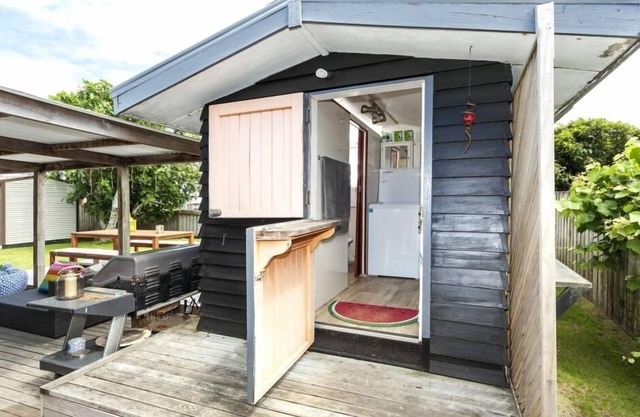 Central Whanga Beach Bach - Walk to Beach and Town. Open Plan Living