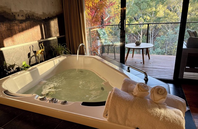 Centrally located 2-bedroom luxury pet friendly villa in Australia’s spa country