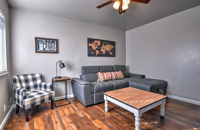 Centrally Located, Modern Townhome! Pet Friendly! Fast WiFi