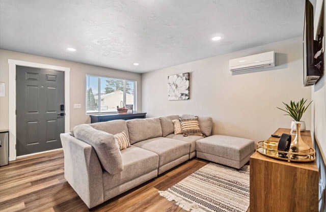 Centrally Located & Updated 2 Bed APT