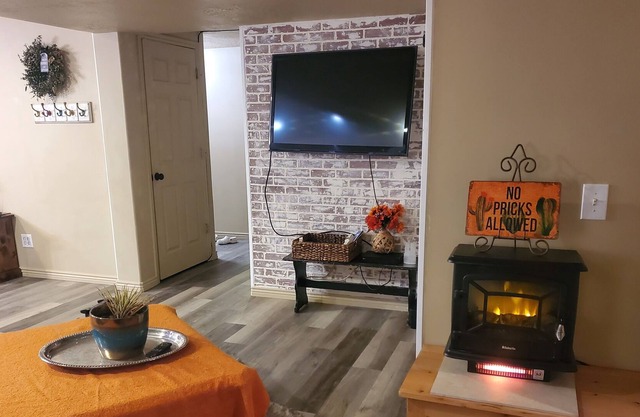 Centrally located, mountain views, on the golf course! Comfortable and clean!