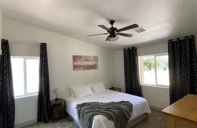 Centrally located! 30 mins to Pines or Petrified Forest. Family-friendly.