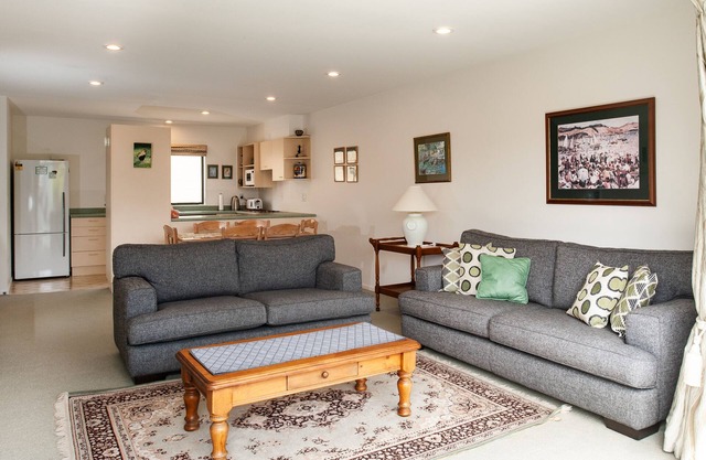 Centrally Located Apartment 1 block away from Akaroa wharf and dining.