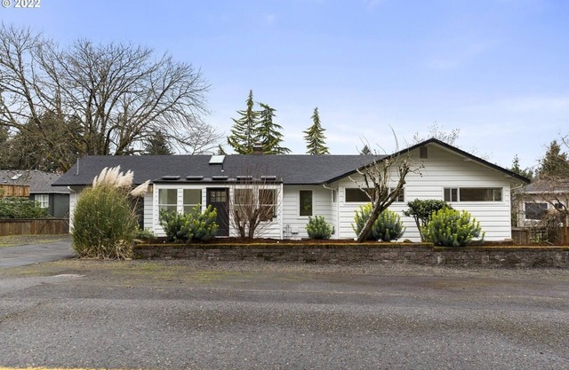 Centrally located Cozy fully remodeled mid century house in lake Oswego