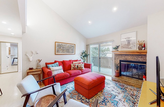 Centrally located condo with balcony, deck, & W/D - walk to ski lifts