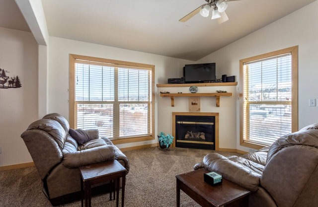 Centrally Located Cozy Townhome in Fraser