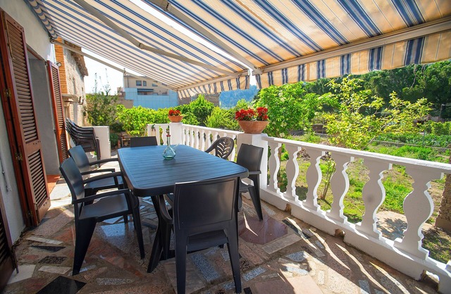 Centrally located house in Benifallet with large garden, ideal for families, friends and pets.