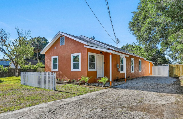 Centrally located home with a full kitchen, board games, and central AC