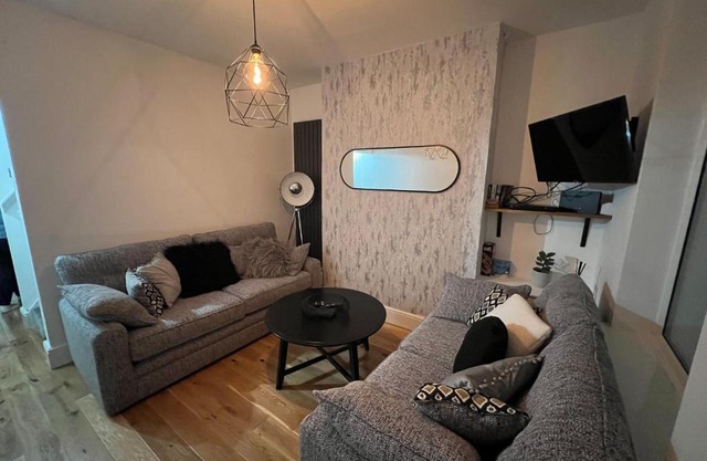 Centrally located in city of Lincoln Idas Place - two bedrooms each with a kingsize bed