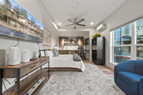 Centrally Located Lake Oswego Studio