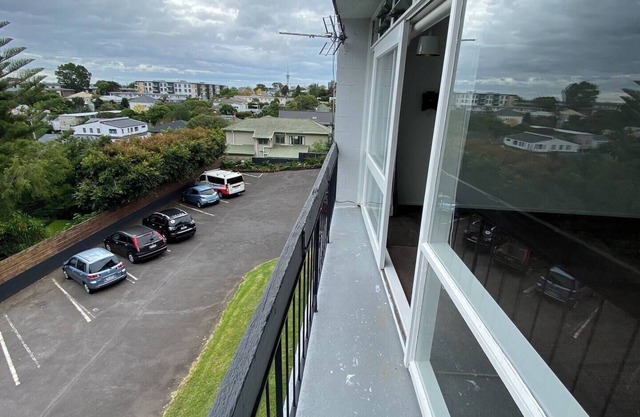 Centrally Located Light-filled Studio w/Parking