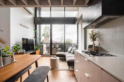 Centrally Located Modern Loft w Free Parking, Infinity Pool, Workspace