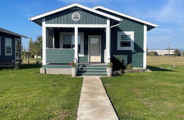 Centrally located. Private. 1-bedroom cottage. Full bath. close to everything.