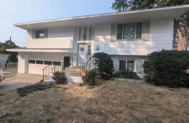 Centrally located, sleeps 10, security system, close to colleges and hospitals
