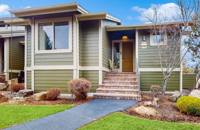 Centrally located townhome with pool & hot tub access - near golf & skiing