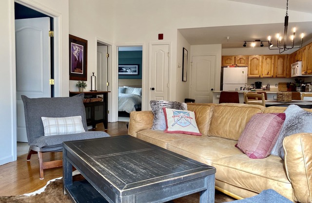 Centrally located Mountain Retreat w/Hot tub