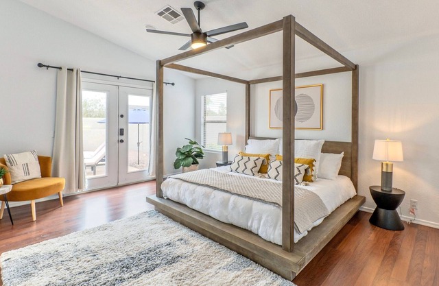 Centrally Located with Pool & Hot Tub. Close to golf, sports venues & much more.