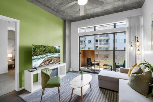 Centric 2BR In HEART of DTPHX Free Garage Parking