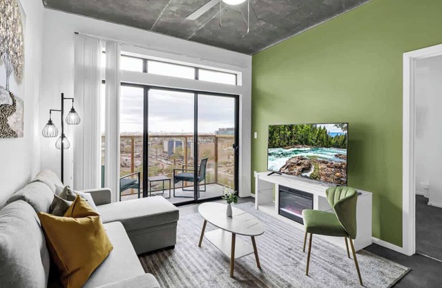 Centric 2BR In HEART of DTPHX Free Garage Parking