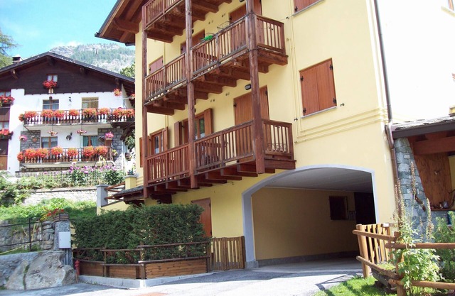 CERVINIA-VALTOURNENCHE Apartment Directly on the slopes from SCI