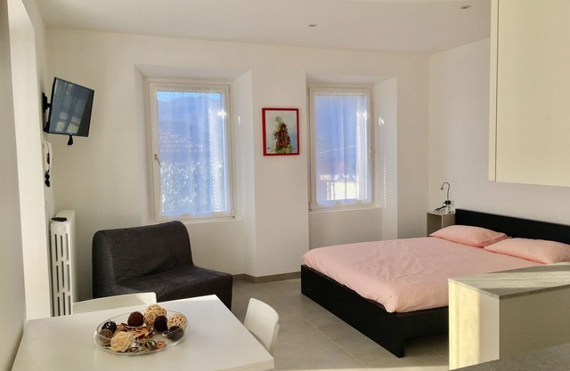 Cesira house with large garden on Lake Orta