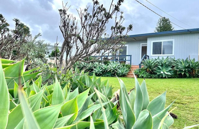 C’Est La Vie coastal cottage views to the ocean
