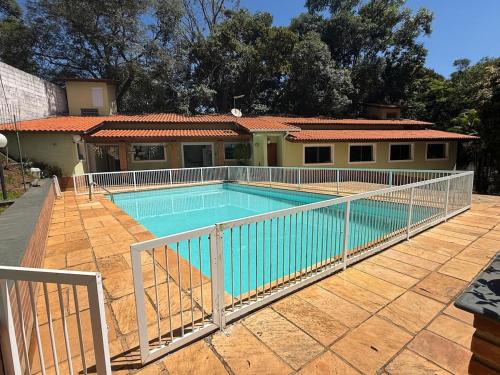 Chácara com piscina e churrasqueira