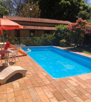 Chácara Linda e Aconchegante com 300mega Internet, Quadra Beach Tennis e Mesa de Sinuca