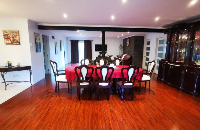 Cheerful vast 5 bedrooms single level house with lake access