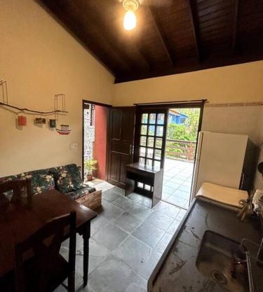Chalé com varanda e churrasqueira próximo a praia