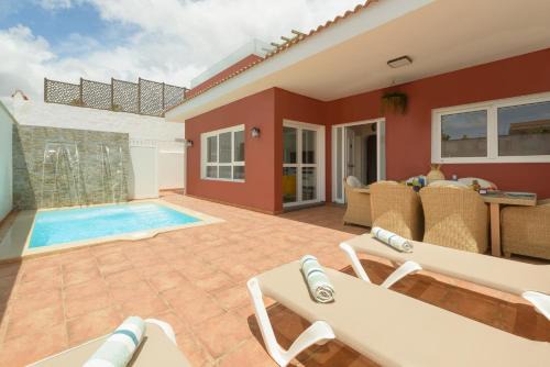 Chalé con piscina junto a la playa