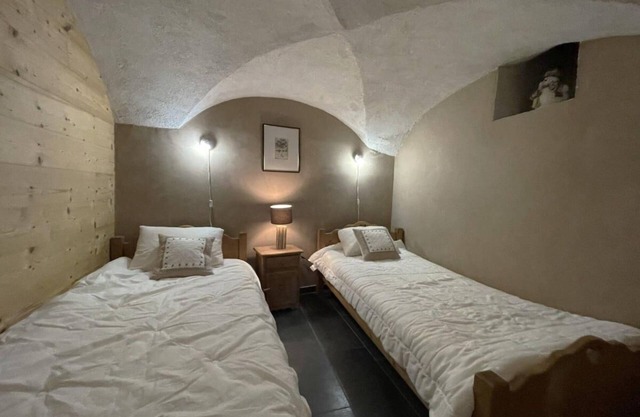 Chalet, 300m from ski lifts, Ground floor, view mountain, fireplace or stove, tv, ski locker, 57m²