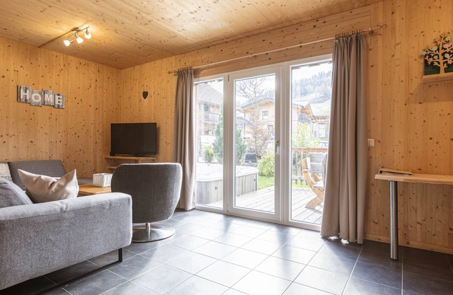 Chalet # 2a with 4 Bedrooms, IR sauna & Whirlpool