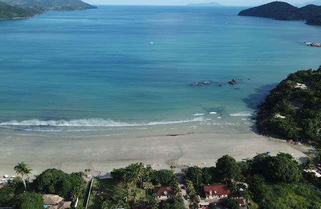 CHALE TERREO 230 METERS FROM THE BEACH OF THE ENSEADA and 3 MINUTES FROM THE SAND.