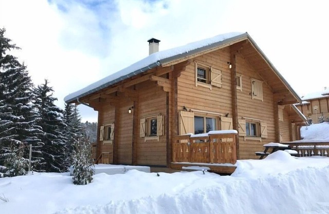 CHALET 110M2 AT THE FOOT OF THE SLOPES, OUTDOOR JACUZZI, GARAGE, 12-14 PERS WIFI GAMES