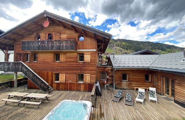 Chalet 24 p Sauna/Jacuzzi close to the village center and ski lifts